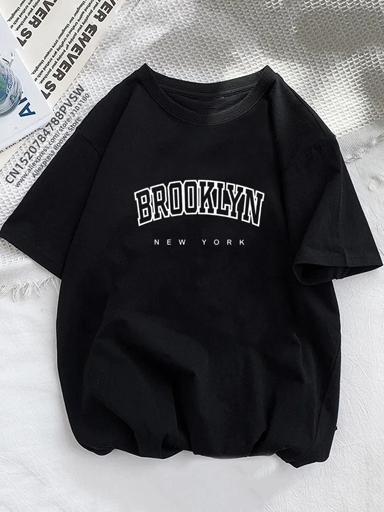 Camiseta com estampa de letras do Brooklyn para homens e mulheres, urbana