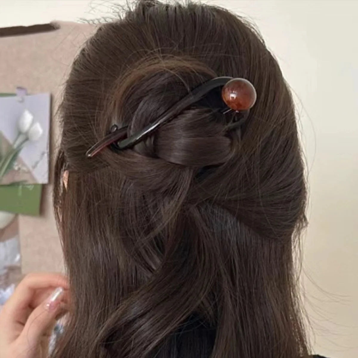 Grampo de cabelo elegante com torção – contas de acrílico e design de pérolas artificiais, acessório de cabelo feminino estiloso