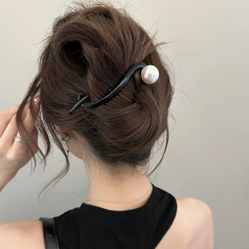 Grampo de cabelo elegante com torção – contas de acrílico e design de pérolas artificiais, acessório de cabelo feminino estiloso